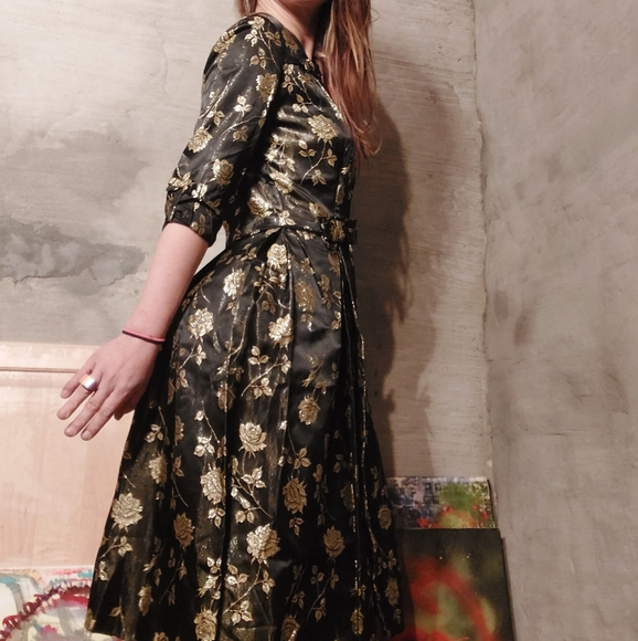 Vintage 40's classic brocade dress w/ keyhole neck & metallic gold roses - Picture 9 of 16